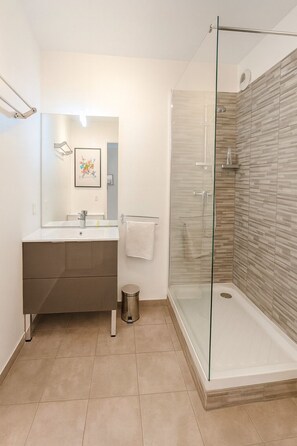 Dusche, Haartrockner, Handtücher