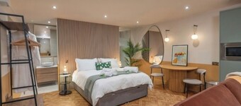 Fabulous Lodge located in a leafy suburb mins from Restaurants Cafes Pubs Shops