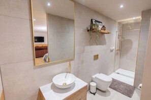 Een douche, een haardroger, handdoeken, zeep