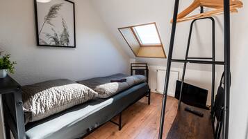 5 bedrooms, WiFi, bed sheets