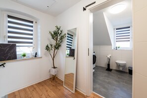 Ducha, artículos de tocador gratuitos, secador de pelo, toallas