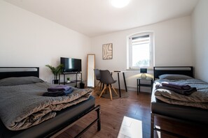 5 bedrooms, desk, WiFi, bed sheets