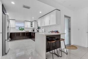 冷蔵庫、電子レンジ、オーブン、コンロ