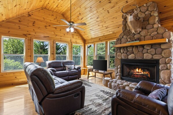 Una Smart TV, una chimenea, una mesa de tenis de mesa, libros