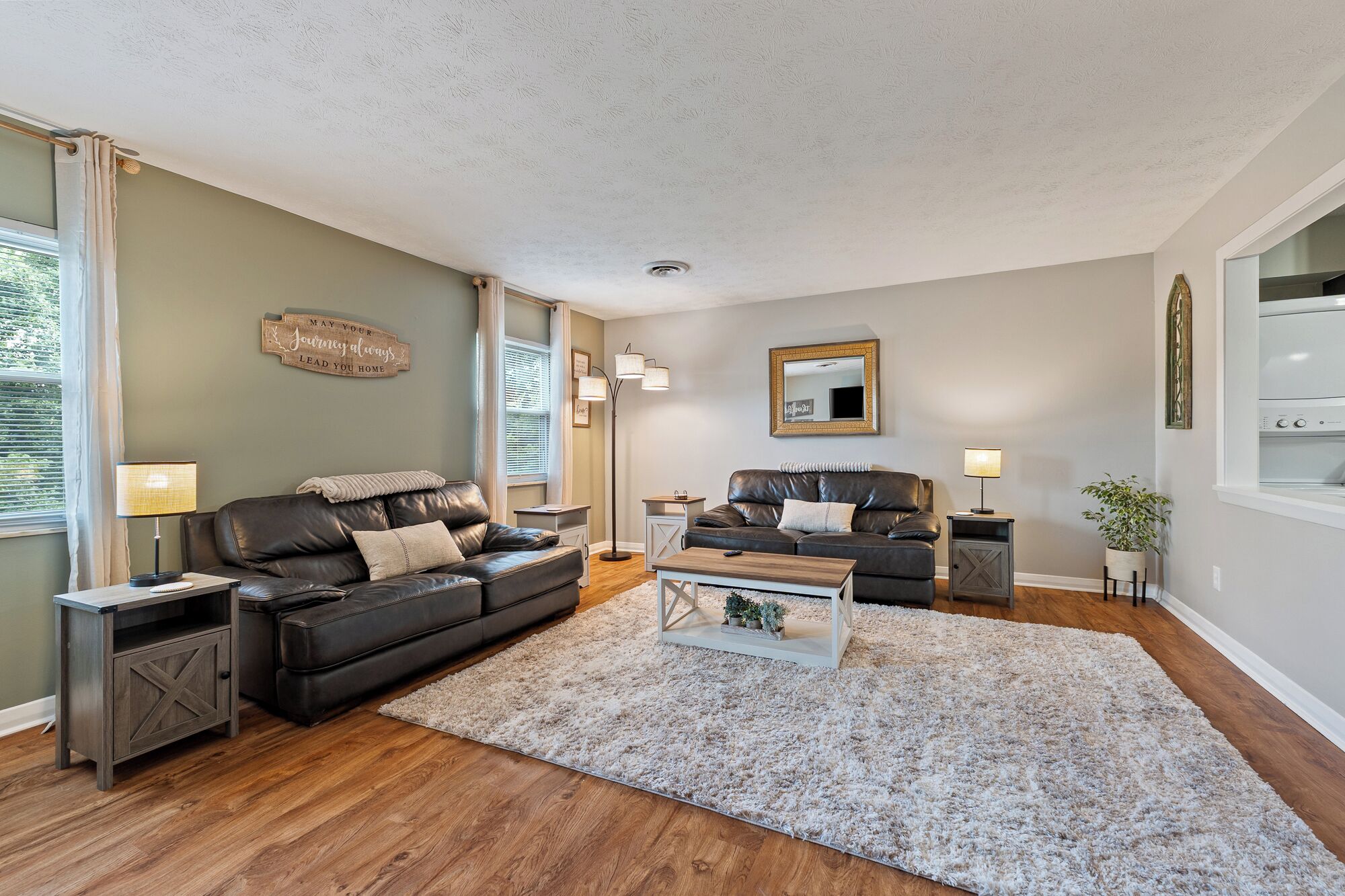 TV connectée, cheminée, livres