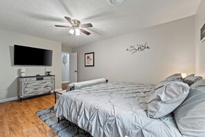 2 bedrooms, in-room safe, desk, iron/ironing board