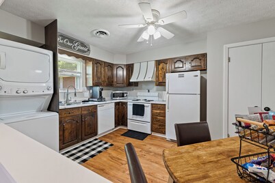 CLEAN 2-bedroom cozy apartment Huntington. Spacious and accomodating!