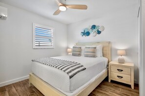 1 bedroom, iron/ironing board, free WiFi, bed sheets - Gulf Holiday unit 7! (Siesta Key)