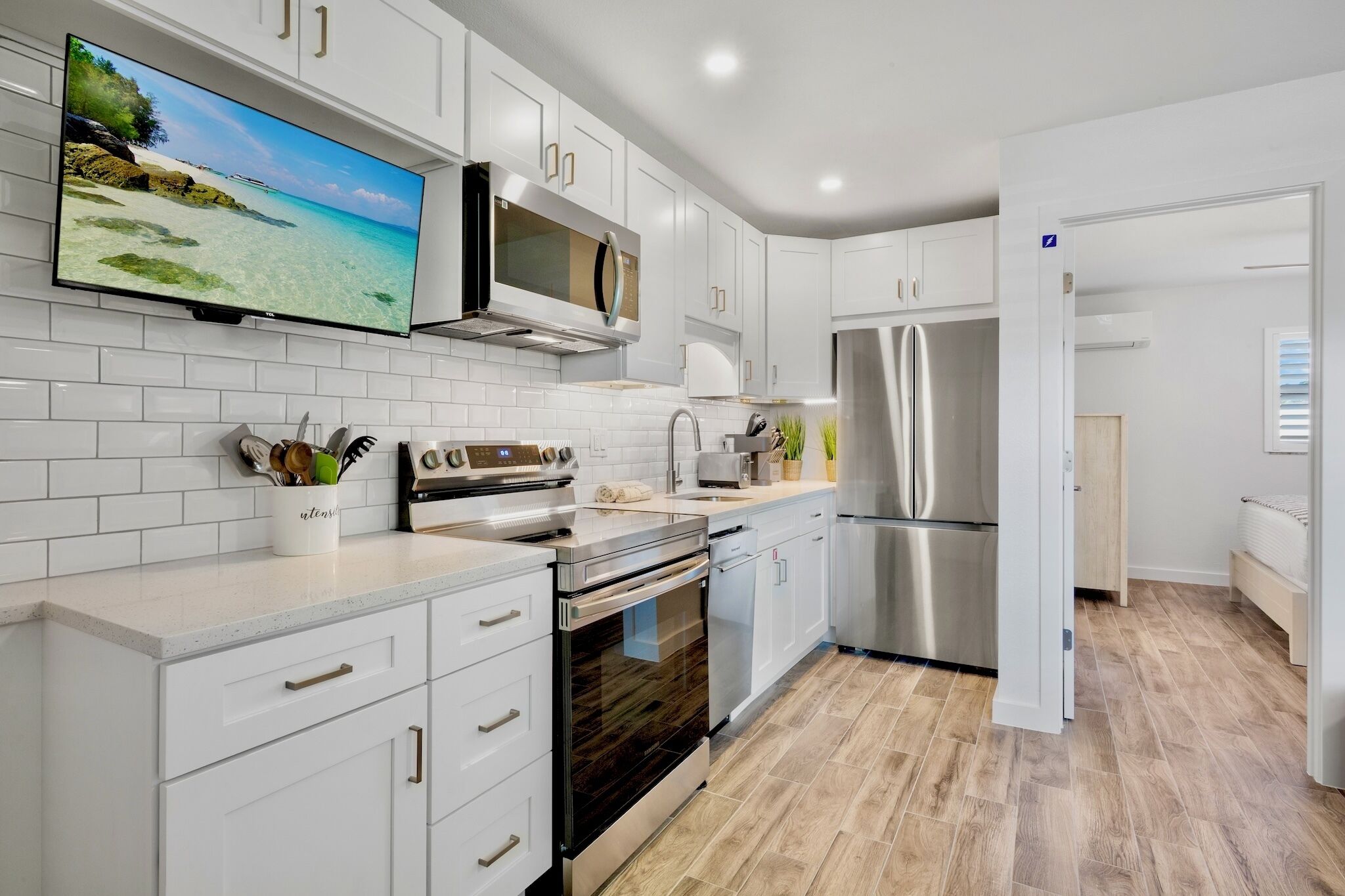 Fridge, microwave, oven, stovetop