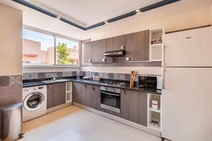 Køleskab, mikrobølgeovn, ovn, kogeplade