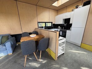 Fridge, oven, stovetop, dishwasher - The Timber Lodge (Sennen Cove)