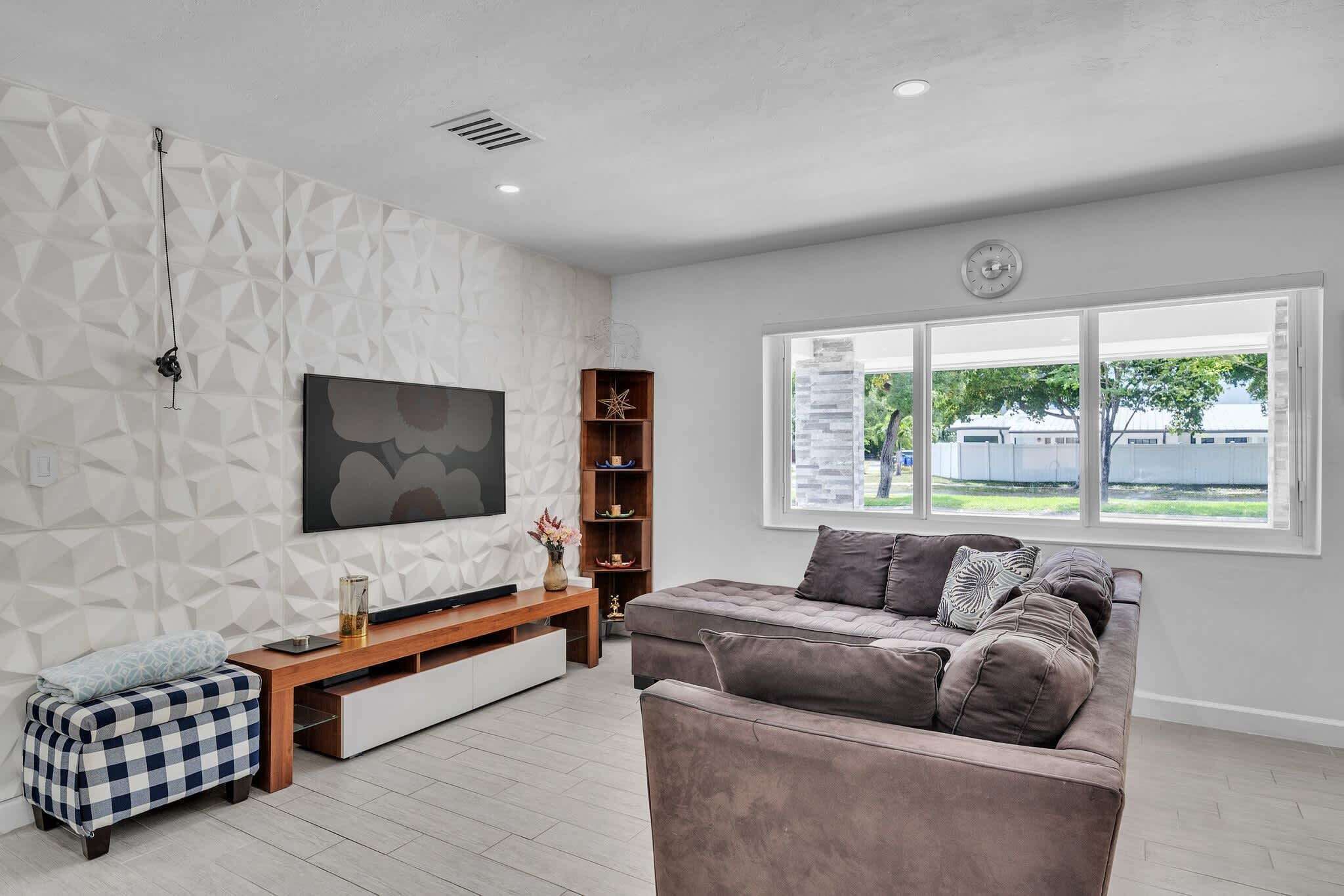 獨棟房屋, 多張床, 熱水浴缸, 花園景觀 (Over the Waves) | 起居區 | 41-吋平面電視，提供數位頻道