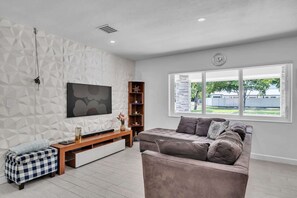 Maison, Plusieurs lits, baignoire à remous, vue sur le jardin (Over the Waves) | Aire de séjour | Téléviseur à écran plat de 41 po avec télévision numérique