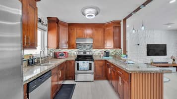 House, Multiple Beds, Hot Tub, Garden View (Over the Waves) | Private kitchen | Fridge, microwave, oven, stovetop