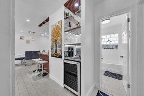 Maison, Plusieurs lits, baignoire à remous, vue sur le jardin (Over the Waves) | Intérieur