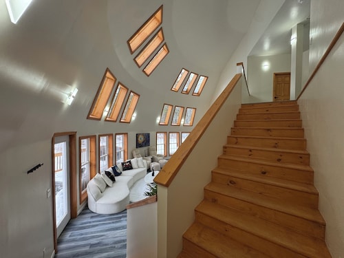 The Moon House Dome: 10 min away from skiing and golfing. Waterfront. Fishing.