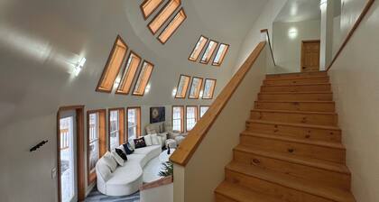 The Moon House Dome: 10 min away from skiing and golfing. Waterfront. Fishing.