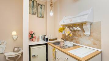 Kühlschrank, Herdplatte, Wasserkocher mit Kaffee-/Teezubehör