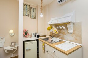 Fridge, stovetop, coffee/tea maker, electric kettle