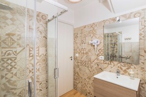 Shower, hair dryer, towels