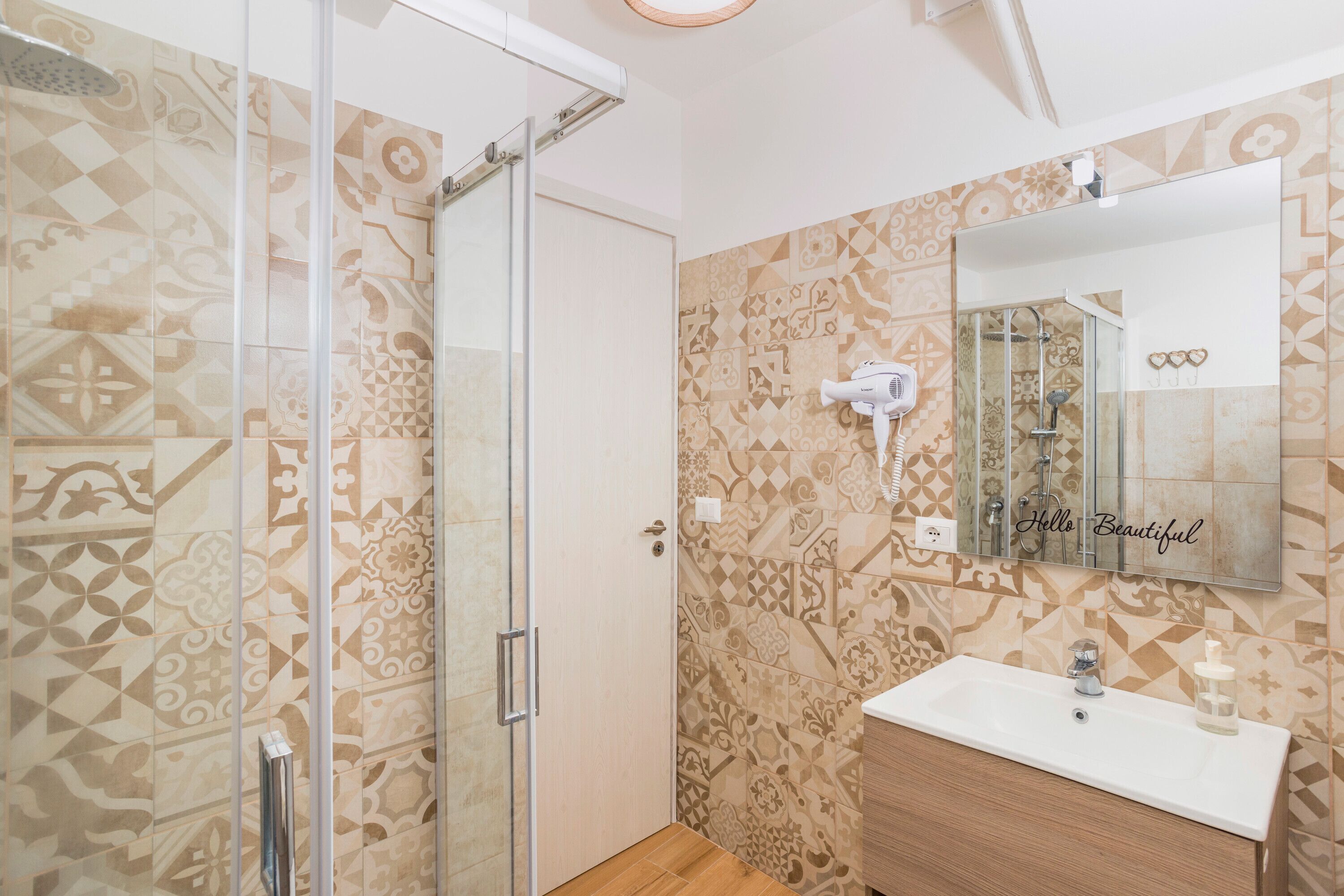 Douche, sèche-cheveux, serviettes fournies