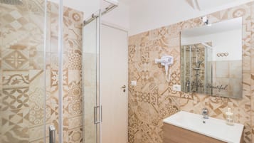 Douche, sĂšche-cheveux, serviettes fournies