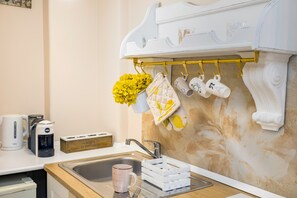 Réfrigérateur, plaque de cuisson, cafetière/bouilloire