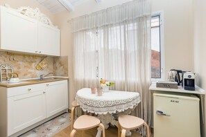 Fridge, stovetop, coffee/tea maker, electric kettle