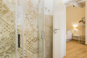 Shower, free toiletries, hair dryer, towels - Apartment 'Maison Del Viaggiatore - 2' with Wi-Fi and Air Conditioning (Catania)