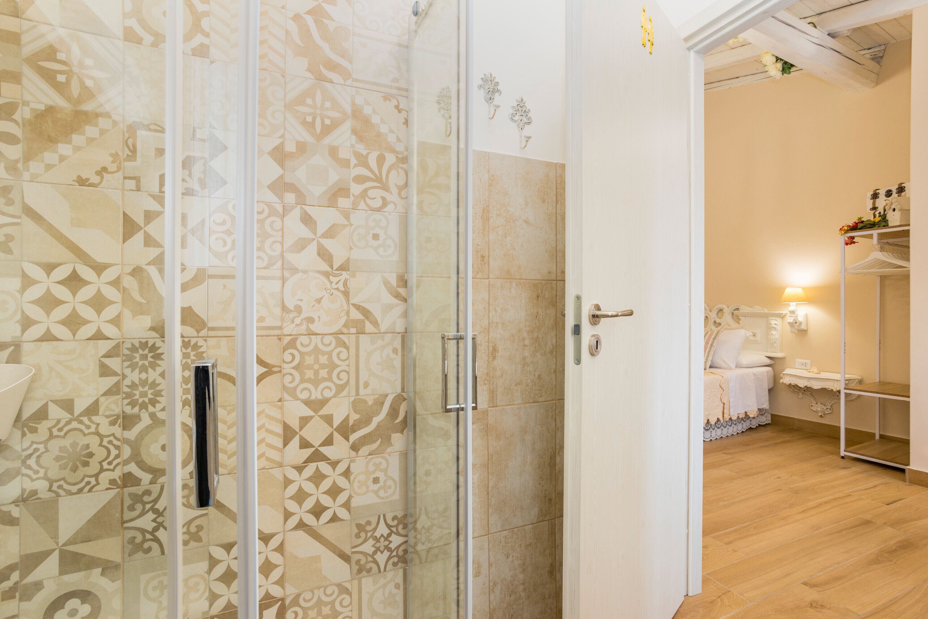 Douche, sèche-cheveux, serviettes fournies