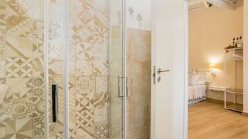 Douche, sĂšche-cheveux, serviettes fournies