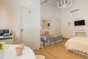 1 habitación, escritorio, tabla de planchar con plancha y wifi 