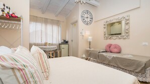 Un dormitorio con cama, escritorio, silla, armario, espejo y un reloj en la pared.