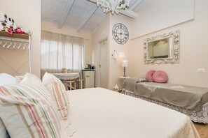 1 bedroom, desk, iron/ironing board, WiFi