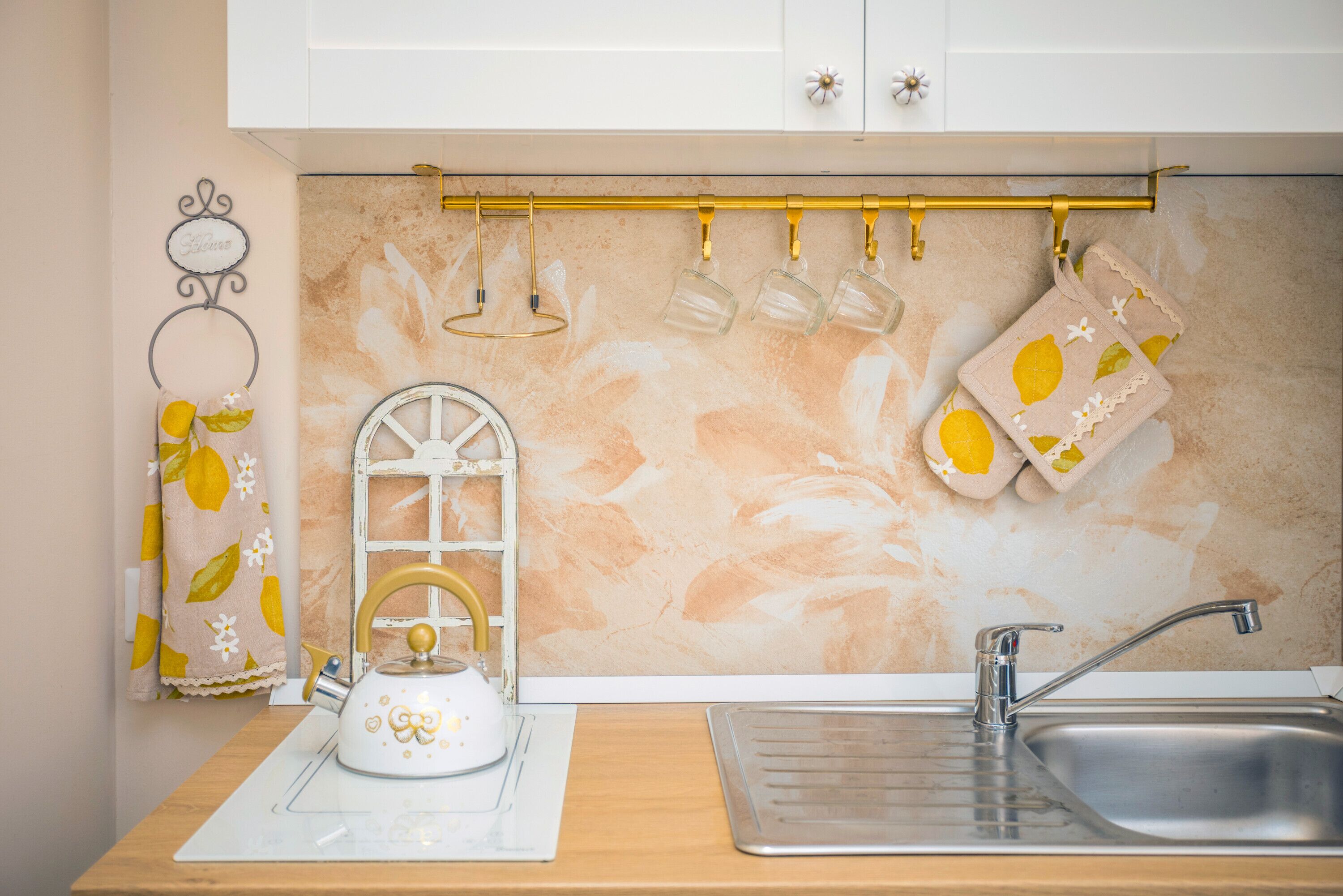 Réfrigérateur, plaque de cuisson, cafetière/bouilloire