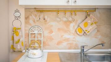 Réfrigérateur, plaque de cuisson, cafetiÚre/bouilloire