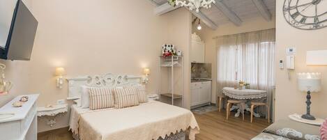 1 bedroom, desk, iron/ironing board, WiFi