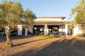 Outdoor dining - Bed and Breakfast 'Chambre 2' with Mountain View, Shared Pool and Wi-Fi (Aléria)