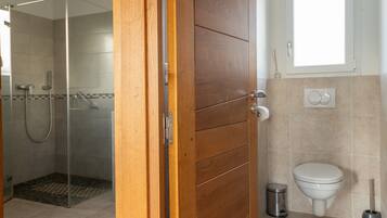 Een douche, handdoeken