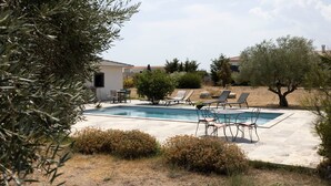A swimming pool with lounge chairs and a small building, surrounded by olive trees and dry shrubs. - Guest Room "Room 2" with Mountain View, Shared Pool and Wi-Fi (Aléria)