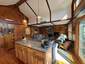 Smart-TV, peis, DVD-spiller og bøker