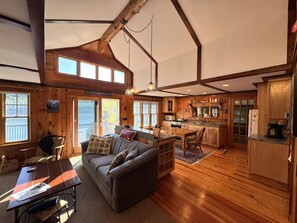 Smart-TV, peis, DVD-spiller og bøker