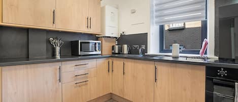 Réfrigérateur, four à micro-ondes, un four, surface de cuisson