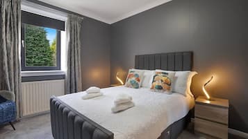 2 bedrooms, desk, iron/ironing board, travel crib