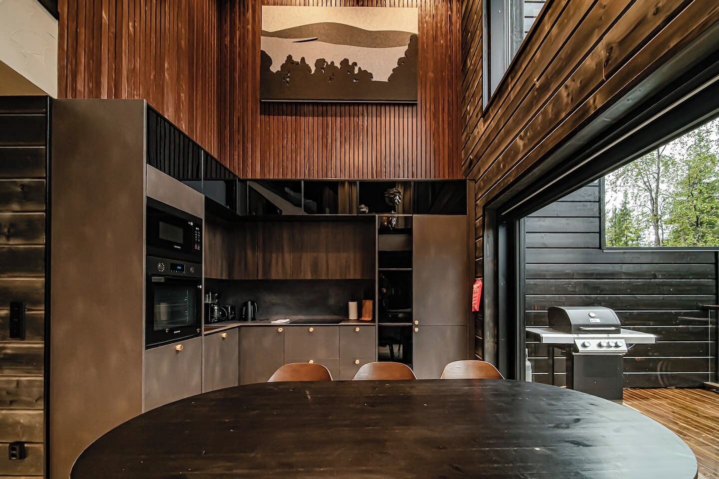 Jääkaappi, mikroaaltouuni, uuni, liesi