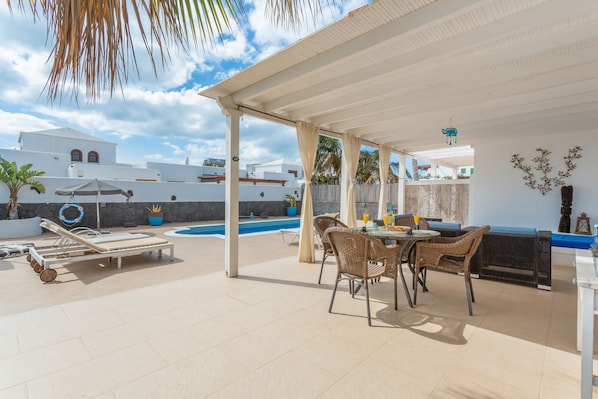 تناول الطعام بالخارج