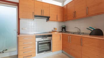 Frigorífico, microondas, horno y cafetera o tetera