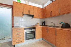 ثلاجة، ميكروويف، فرن، ماكينة لصنع القهوة/الشاي