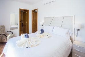 4 bedrooms, iron/ironing board, WiFi, bed sheets
