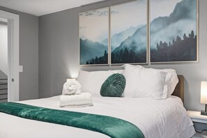 5 bedrooms, desk, iron/ironing board, travel cot - Upscale 2 Story Apartment w/ 8 beds| Free Parking (Pittsburgh)